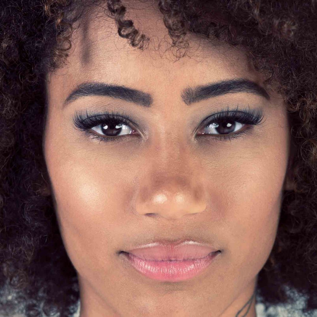 CHICA AFRICANA PIEL MORENA CON EXTENSIONES DE PESTAÑAS PELO A PELO FORMA FELINA PELO RIZADO