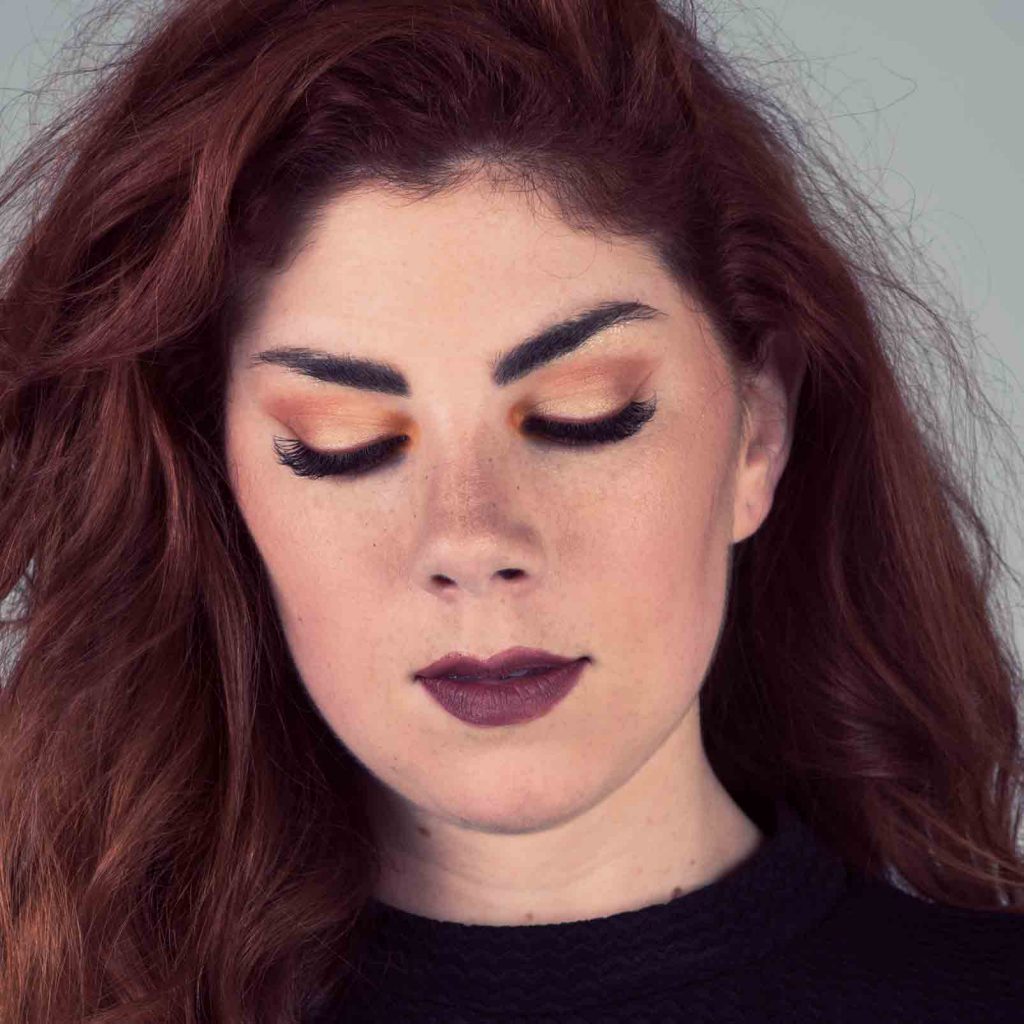 CARA DE MUJER CON EXTENSIONES DE PESTAÑAS 3D VOLUMEN RUSO, CHICA PELIRROJA MAQUILLAJE TONOS NARANJAS Y MARRONES