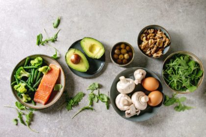 dieta Leto segun tipo de cuerpo salmon, aguacate, champiñones, huevos, vegetales