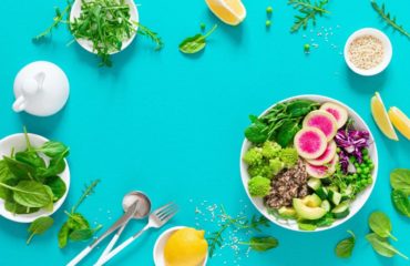 comida vegana con quinoa y ensalada