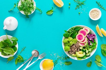 comida vegana con quinoa y ensalada