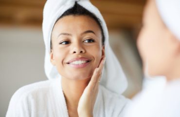 mujer sonriendo mirándose al espejo