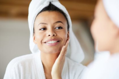 mujer sonriendo mirándose al espejo