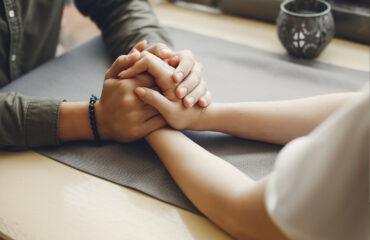 Pareja agarrados de manos