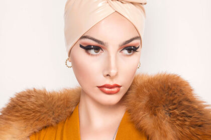 chica con turbante y maquillaje dramático